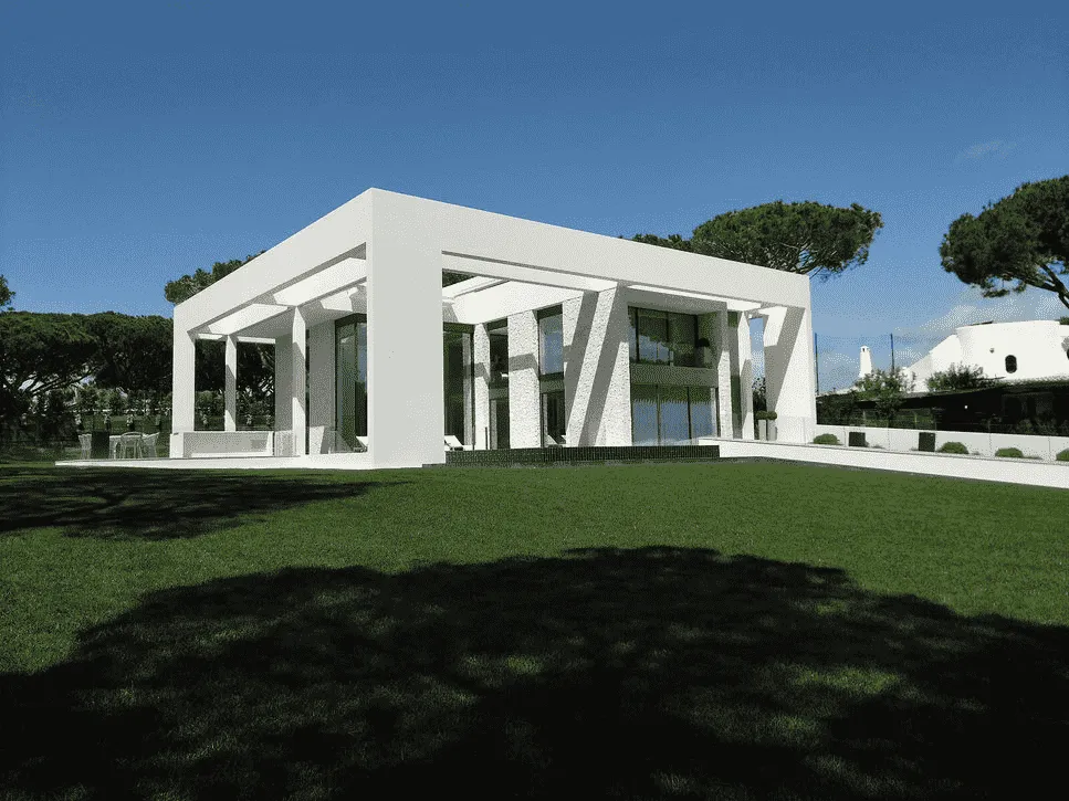 White modern show house in Quinta do Lago
