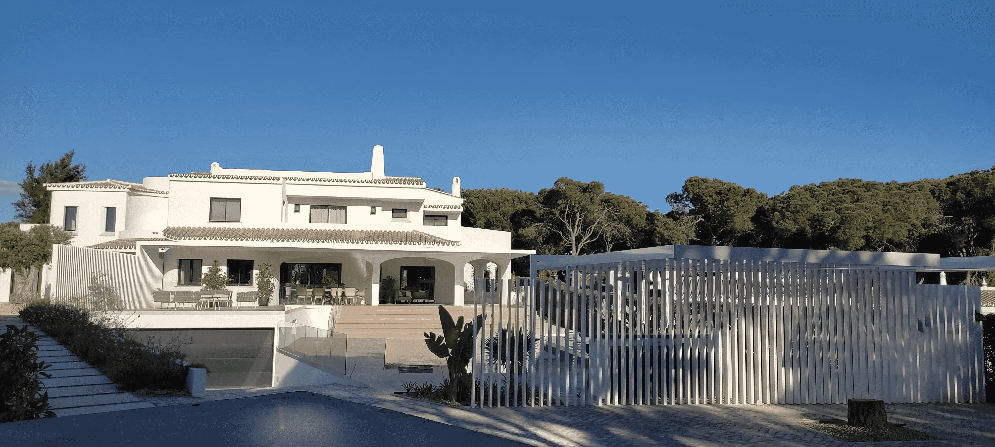 Refurbished white villa in Vilamoura